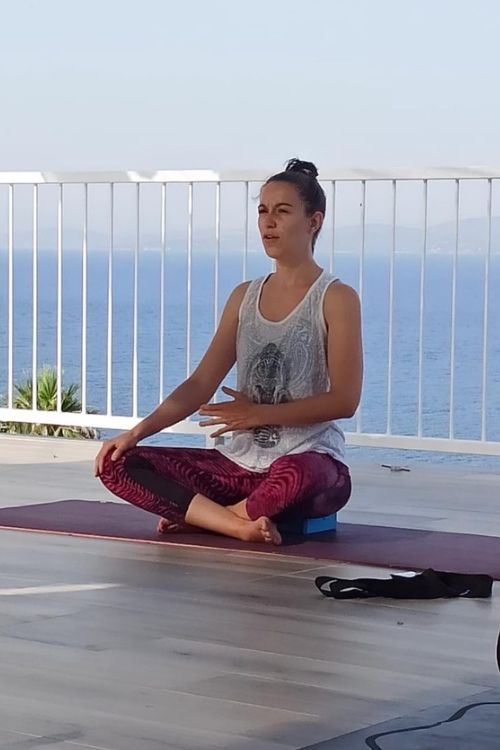 Cours méditation Narbonne Morgane Morgane Anziani qui guide une méditation avec la mer derrière