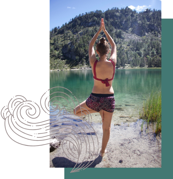 Morgane Anziani Yoga Vinyasa Narbonne Morgane Anziani posture de l'arbre yoga devant lac
