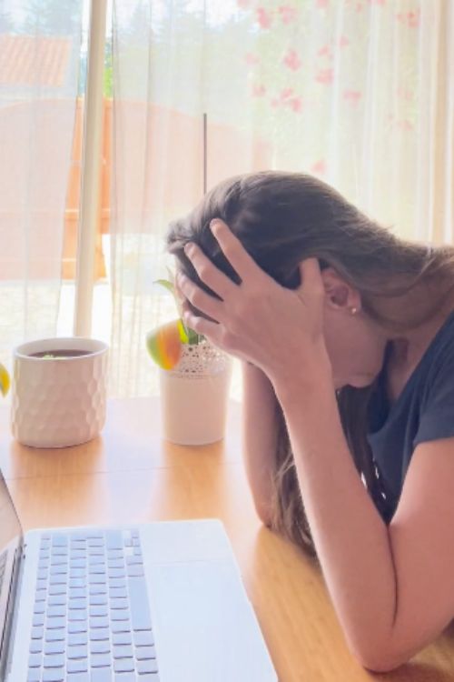 Programme une vie après le burn-out Morgane Anziani thérapeute se prend la tête devant son ordi burn-out