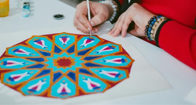 atelier art thérapie mandala Sigean Personne en train de peindre un mandala