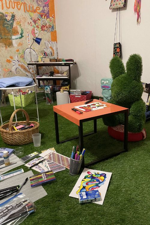 Salle d'art thérapie à Sigean, Lapin en peluche verte dessine