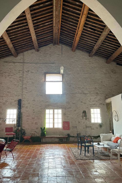 Grande salle du Nouveau Prieuré à Sigean, lieu d'ateliers et évènements bien-être