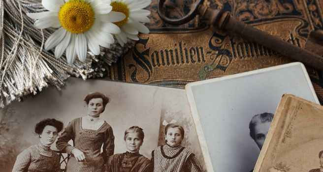Photos de famille anciennes montrant plusieurs générations, avec une clé symbolisant les mises en lumière de la psychogénéalogie